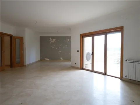 Apartamento T4 em condomínio privado com piscina, jardins e vista mar