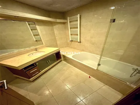 Apartamento T4 em condomínio privado com piscina, jardins e vista mar