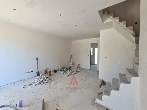 Moradia T4 + Águas Furtadas - Casal de Matos - Leiria