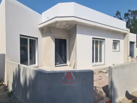 Moradia T4 - Rés-do-Chão - Áreas Generosas