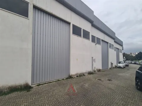 Armazém com licenciamento para comércio e serviços, com bons acessos