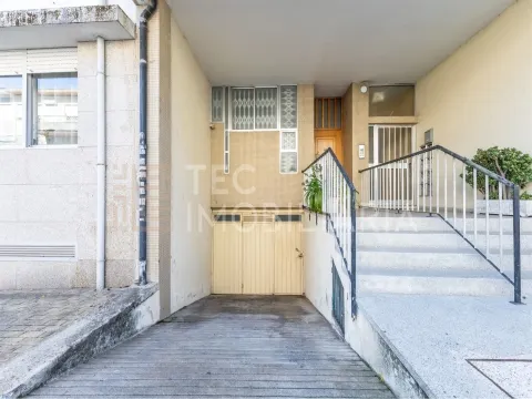 Apartamento T2+1 Ermesinde, num prédio com elevador e com 2 lugares de garagem