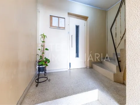 Apartamento T2+1 Ermesinde, num prédio com elevador e com 2 lugares de garagem