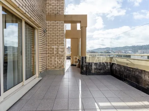 Apartamento T3 Recuado com Terraço — Último Andar — Valongo (Av. Dr. Fernando Melo)