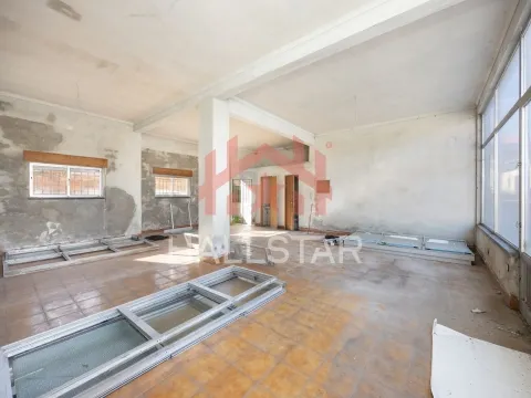 Prédio / 3 Pisos / Loja / 2 Apartamentos T3 / Sótão / Barosa