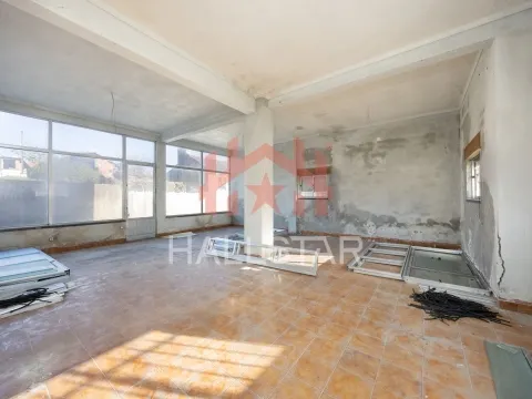 Prédio / 3 Pisos / Loja / 2 Apartamentos T3 / Sótão / Barosa