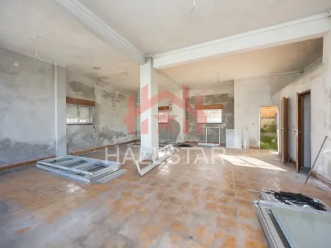 Prédio / 3 Pisos / Loja / 2 Apartamentos T3 / Sótão / Barosa