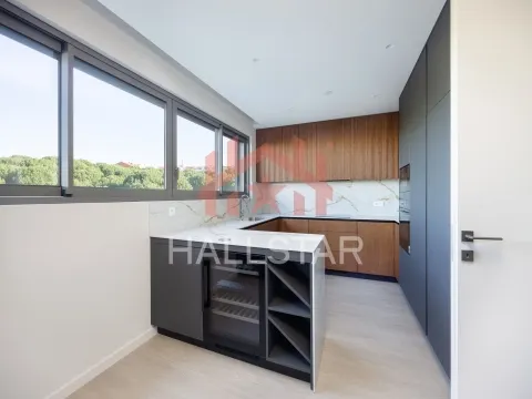 2-Bedroom Apartment / Gated Community / Leiria City Center