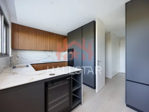 2-Bedroom Apartment / Gated Community / Leiria City Center