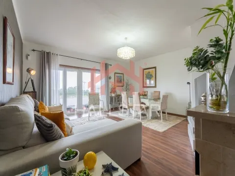 Apartamento T3 / Cozinha Equipada e Terraço / Nazaré