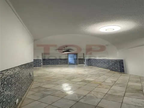 Apartamento T4 com elevador no centro de Faro