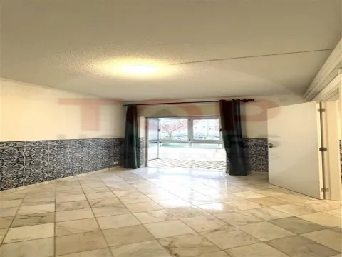 Apartamento T4 com elevador no centro de Faro