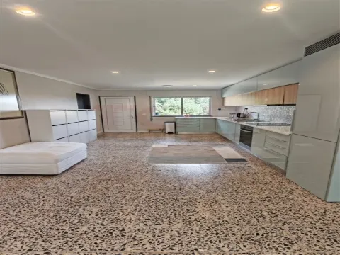 Moradia T3 + T1 com garagem e espaço exterior.