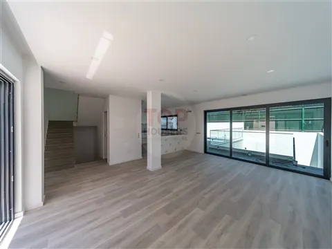 Moradia V3+1 de arquitetura contemporânea em Gambelas, Faro