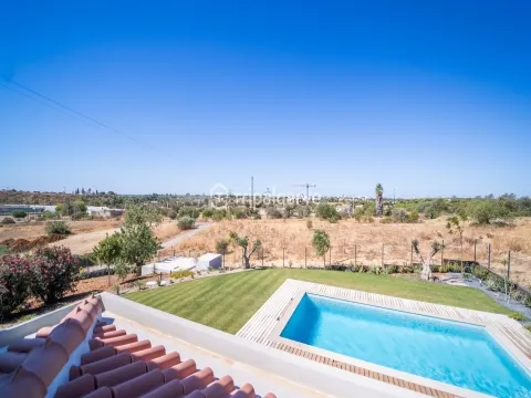 Apresentamos uma deslumbrante vila que combina estilo clássico com um toque moderno, localizada a po