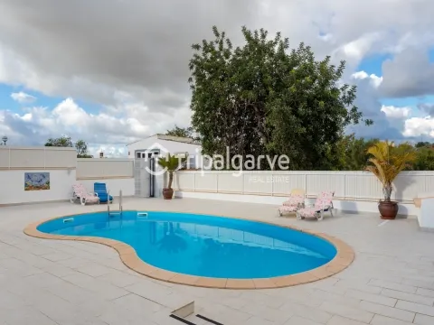 5 Bedroom Villa with Pool and Garage – Guia
