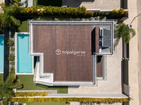 Moradia de Arquitetura Contemporânea V3 na Marina de Albufeira com Vista Mar