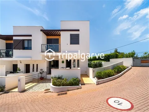 3 Bedroom Villa with Sea Views, Pool and Private Garden in Albufeira