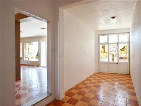 Lote de Terreno Urbano de 490m2, com um prédio de 2 pisos, localizado em Redondos, Fernão Ferro.