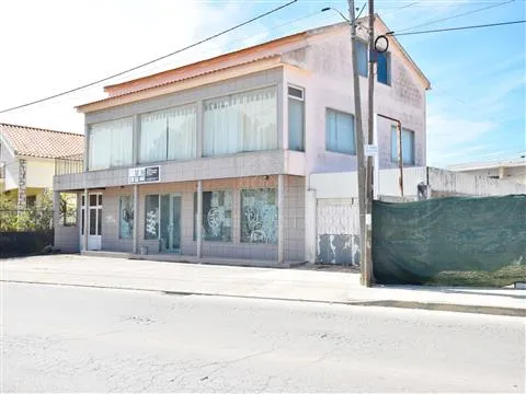 Lote de Terreno Urbano de 490m2, com um prédio de 2 pisos, localizado em Redondos, Fernão Ferro.