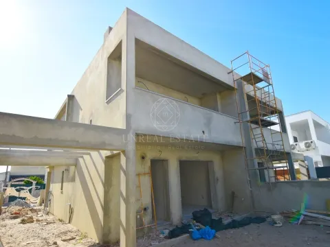 Moradia Geminada T4, em construção, localizada em Fernão Ferro, Seixal.