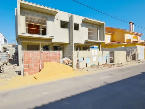 Moradia Geminada T4, em construção, localizada em Fernão Ferro, Seixal.