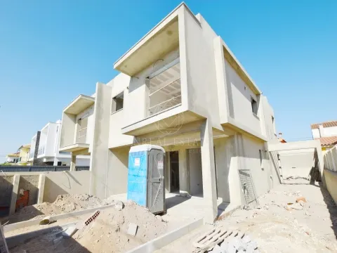 Moradia Geminada T4, em construção, localizada em Fernão Ferro, Seixal.