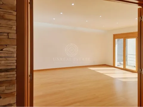 Apartamento T3, renovado, com varandas e 4 parqueamentos, Colinas do Cruzeiro – Odivelas