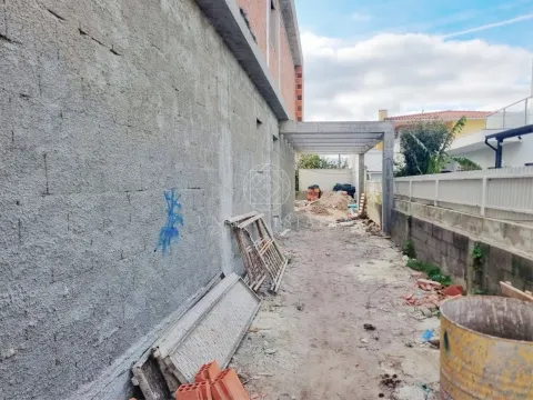 Moradia Geminada T4 Nova com Piscina e 3 Suítes em Redondos | Fernão Ferro