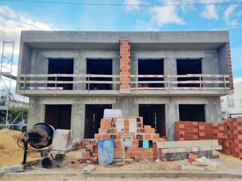Moradia Geminada T4 Nova com Piscina e 3 Suítes em Redondos | Fernão Ferro