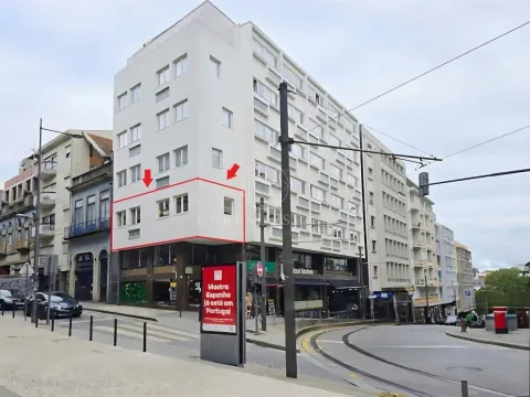 Apartamento T0+1 , novo, inserido em um edifício totalmente remodelado no Centro Histórico do Porto.