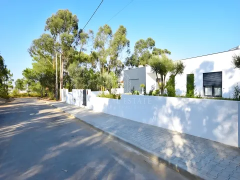 Moradia Térrea V3 com 2 Suítes e Garagem, em Lote de 1.033 m² – Vila Alegre, Fernão Ferro