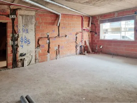 Apartamento T3, localizado no rés-do-chão de edifício com elevador, localizado no Montijo.