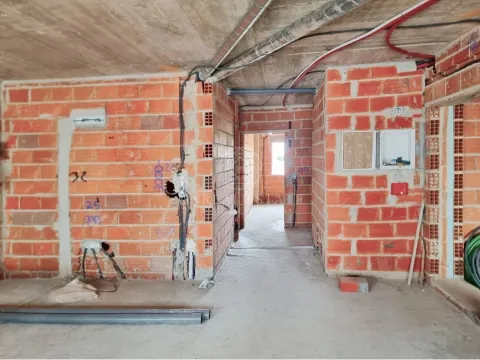 Apartamento T3, localizado no rés-do-chão de edifício com elevador, localizado no Montijo.