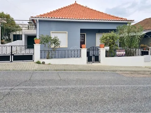 Moradia Isolada Unifamiliar T4 com Garagem e Anexo | Torres Novas