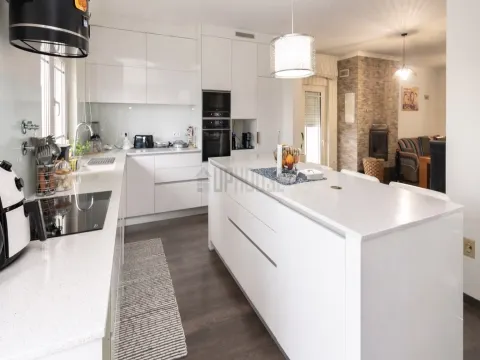 Moradia Geminada T5 com Jardim, Piscina e Garagem - Orgens