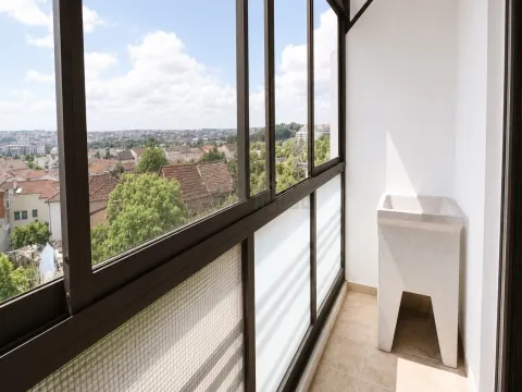 Apartamento T3 com Garagem, Totalmente Remodelado - Abraveses