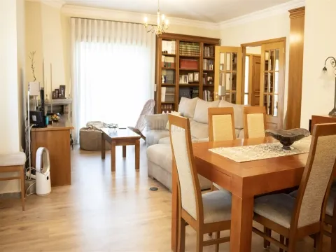 Moradia T4 Geminada em Mundão, Viseu