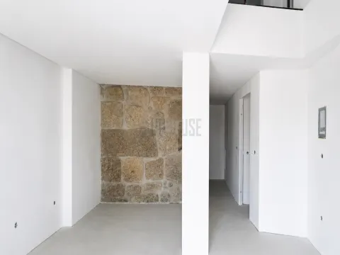 Moradia T2+1 com Duas Suítes e Sótão Aproveitado - Totalmente Renovada
