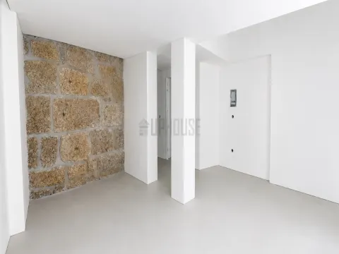 Moradia T2+1 com Duas Suítes e Sótão Aproveitado - Totalmente Renovada