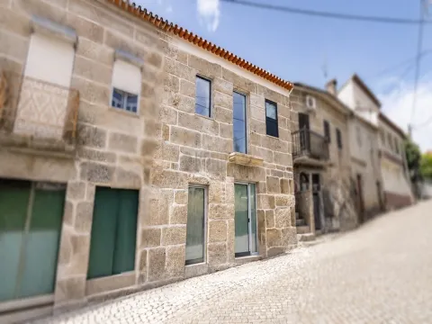 Moradia T2+1 com Duas Suítes e Sótão Aproveitado - Totalmente Renovada