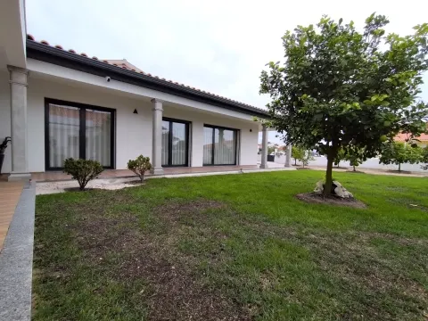 Moradia Isolada / Semi-nova / Vieira de Leiria