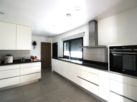 Moradia Isolada / Semi-nova / Vieira de Leiria