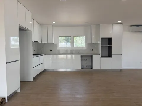 Moradia T4+1/ Terreno / Terraço / Nova / Caxarias