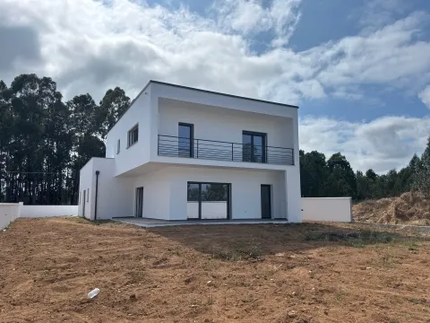 Moradia T4+1/ Terreno / Terraço / Nova / Caxarias