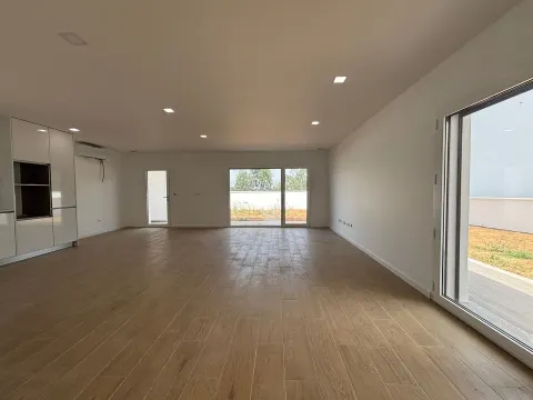 Moradia T4+1/ Terreno / Terraço / Nova / Caxarias