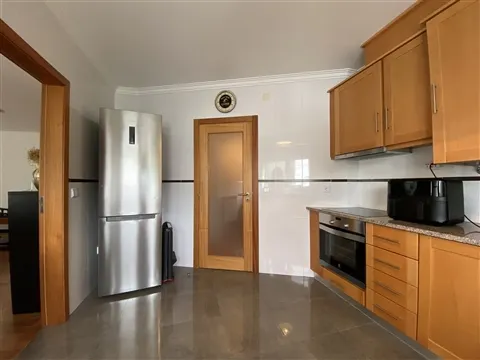 Arrendamento / Apartamento T2 / Varandas / Garagem / Sótão / Marinheiros / Leiria