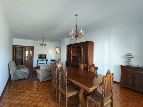 Apartamento T4 / Varandas / Garagem / Leiria centro
