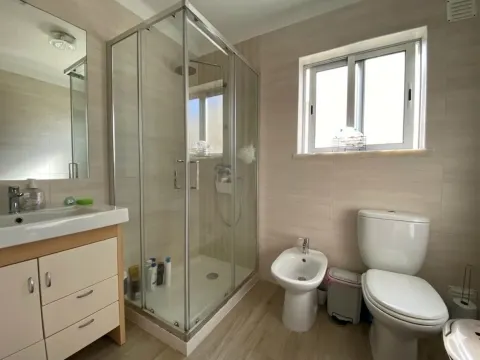 Apartamento T3 / Varandas / Elevador / Lugar de garagem / Sótão/ Cruz d´Areia / Leiria