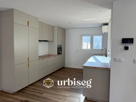 5 quartos &#124; 2 pisos &#124; Jardim e terraço &#124; Escritório independente &#124; Garagem